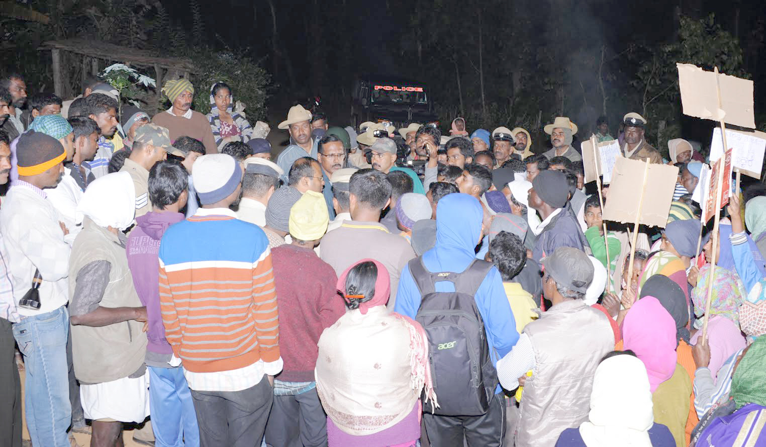 ಸ್ಮಶಾನದ ಜಾಗಕ್ಕೆ ಒತ್ತಾಯಿಸಿ ಶವವಿಟ್ಟು ಧರಣಿ